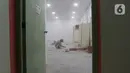 Pekerja menyelesaikan proyek ruang ganti di Stadion Rizal Memorial, Manila, Filipina, Senin (25/11/2019). Meski akan digunakan besok untuk cabang sepak bola SEA Games 2019, kondisinya masih belum layak. (Bola.com/M Iqbal Ichsan)