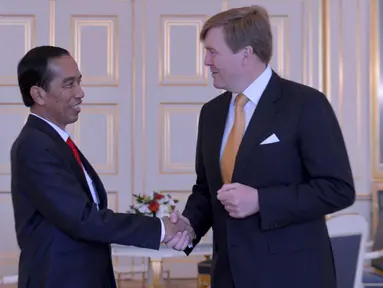 Presiden Joko Widodo berjabat tangan dengan Raja Belanda Willem-Alexander di Istana Noordeinde, Den Haag, Jumat (22/4). Pertemuan di Negeri Kincir Angin ini merupakan kunjungan resmi dengan misi ekonomi. (Foto: Laily Rachev/Setpres RI)