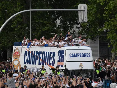 Para pemain Real Madrid merayakan trofi La Liga Spanyol di atas bus di alun-alun Plaza Cibeles di Madrid pada 30 April 2022. Real Madrid mengamankan gelar La Liga ke-35  setelah kemenangan kandang 4-0 atas Espanyol. (AFP/Oscar Del Pozo)