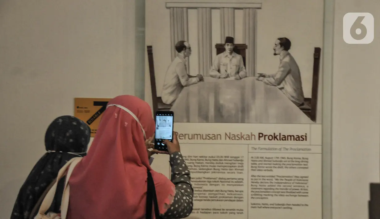 Pengunjung melihat koleksi saat berwisata sejarah di Museum Perumusan Naskah Proklamasi, Menteng, Jakarta Pusat, Selasa (16/8/2022). Menjelang perayaan HUT Kemerdekaan RI, rumah bersejarah yang menjadi saksi bisu terciptanya naskah Proklamasi itu ramai dikunjungi, baik anak-anak maupun orang dewasa untuk lebih dekat tentang perjalanan lahirnya Indonesia. (merdeka.com/qbal S Nugroho)