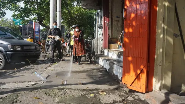 Tri Rismaharini Terjun Langsung, Ini 7 Potret Penyemprotan Desinfektan di Surabaya