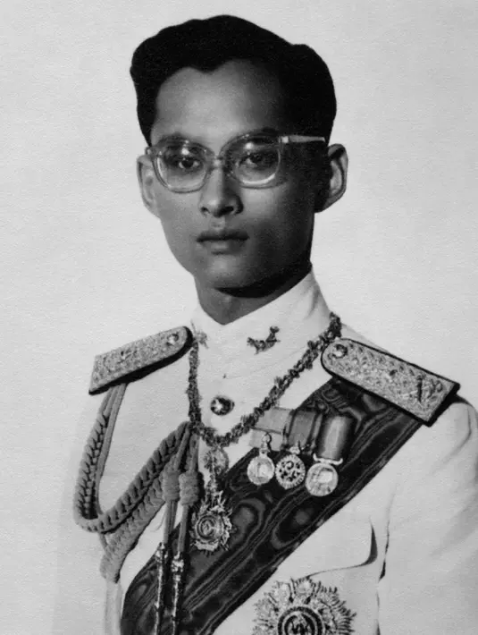Kepemimpinan Bhumibol Adulyadej  mendapat tempat di hati rakyat karena sentuhan-sentuhan pribadinya. Bhumibol merupakan raja terkaya di dunia dengan harta berjumlah sekitar Rp 325,4 triliun. (AFP PHOTO)