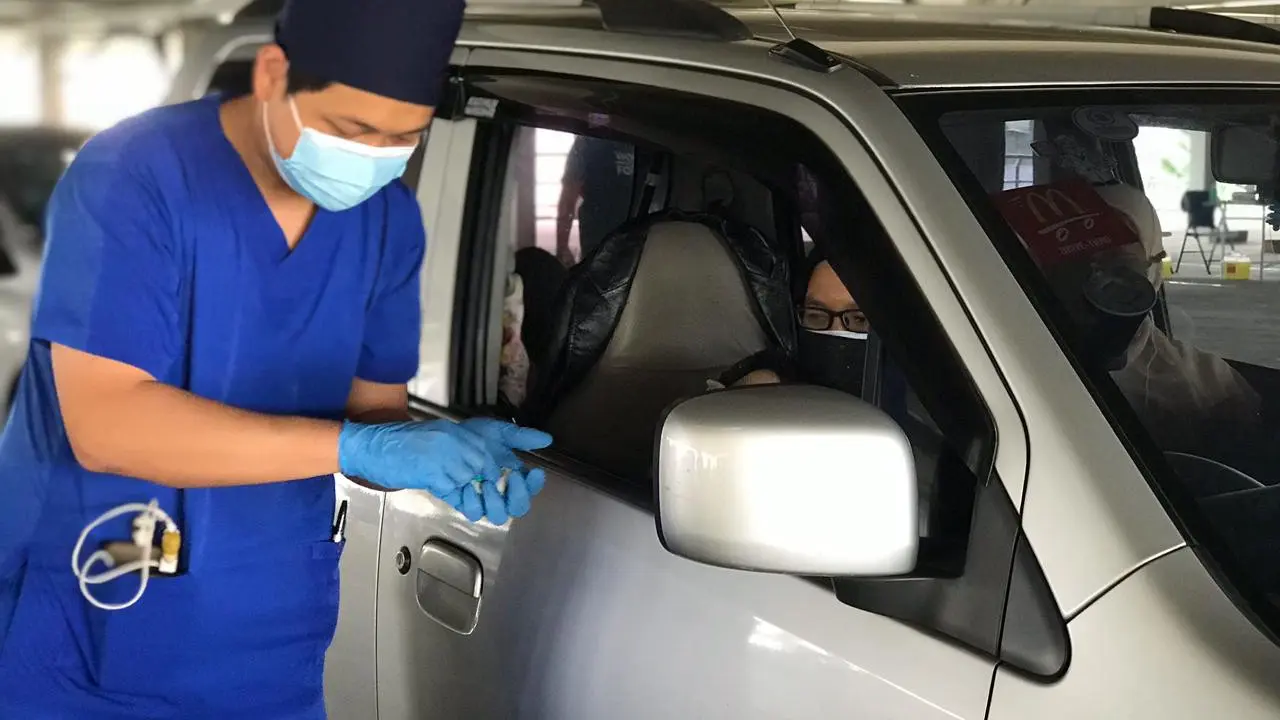 Vaksinasi Covid-19 secara drive thru di RSUI, Kota Depok