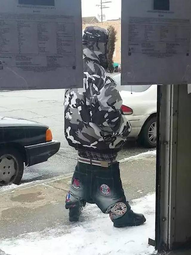 7 Potret Celana Jeans Nyeleneh dengan Model Tak Biasa Ini Bikin Geleng Kepala