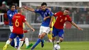 Pemain Italia, Marco Parolo (tengah), berebut bola dengan pemain Spanyol, Koke, dalam laga Grup G kualifikasi Piala Dunia 2018 di Juventus Stadium, Jumat (7/10/2016) dini hari WIB. (AFP/Marco Bertorello)