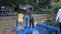 Wali Kota Tangerang Arief R Wismansyah sibuk membuka pintu air yang ada di tiap anak Sungai Cisadane. (Liputan6.com/Pramita Tristiawati)