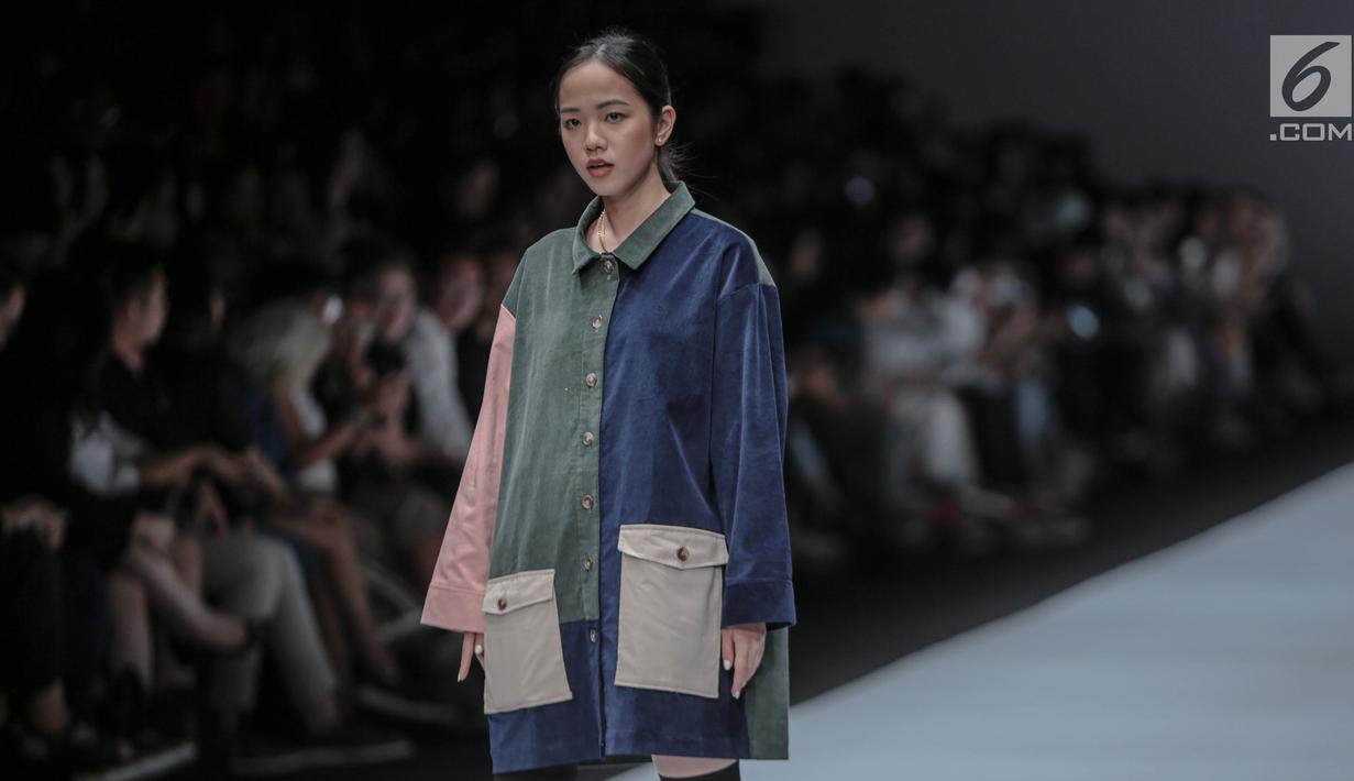 Model memperagakan busana persembahan "COTTONINK" pada Jakarta Fashion Week 2019 di Senayan City, Rabu (24/10/2018). Pada peragaan busana tersebut "COTTONINK" mempersembahkan sejumlah rancangan dari beberapa artis. (Liputan6.com/Faizal Fanani)