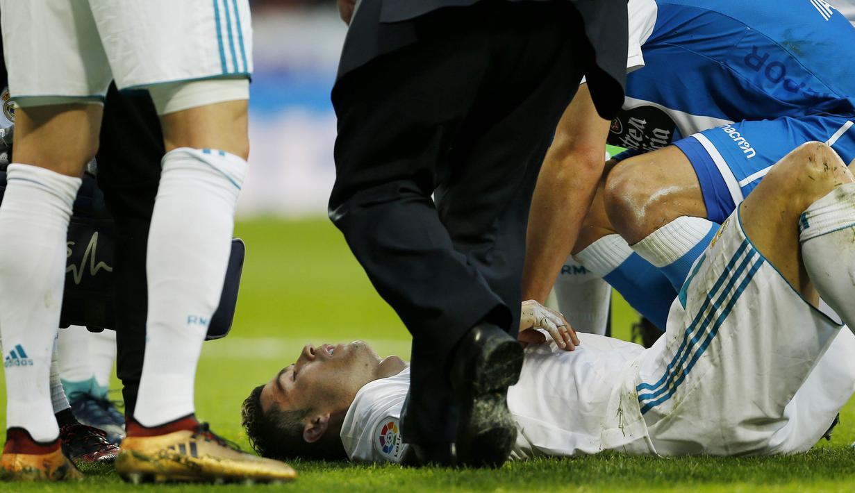 Striker Real Madrid, Cristiano Ronaldo, terbaring saat mengalami pendarahan pada laga La Liga di Stadion Santiago Bernabeu, Minggu (21/1/2018). Real Madrid menang 7-1 atas Deportivo La Coruna. (AP/Francisco Seco)