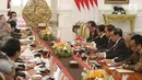 Presiden Joko Widodo menerima kunjungan mantan Perdana Menteri Jepang, Yasuo Fukuda, di Istana Merdeka, Jumat (27/10). Pertemuan bilateral tersebut diselenggarakan guna membahas potensi kerja sama kedua negara. (Liputan6.com/Angga Yuniar)