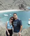 Bersama sang pujaan hati, Chen Giovani tampil dengan atasan tanpa lengan crop top warna biru dipadukan celana ketat hitam saat di pulau Padar, Komodo. (@chengiovanis)