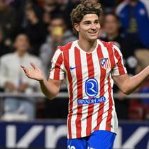 Penyerang Atletico Madrid asal Argentina #19, Julian Alvarez, merayakan gol ketiganya dalam pertandingan Liga Spanyol antara Atletico Madrid dan Rayo Vallecano di Stadion Metropolitano, Madrid, Kamis (25-9-2025). (Javier SORIANO/AFP)