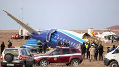 Tim penyelamat bekerja di lokasi jatuhnya jet penumpang Azerbaijan Airlines di dekat kota Aktau, Kazakhstan barat, pada 25 Desember 2024. (Issa Tazhenbayev/AFP)