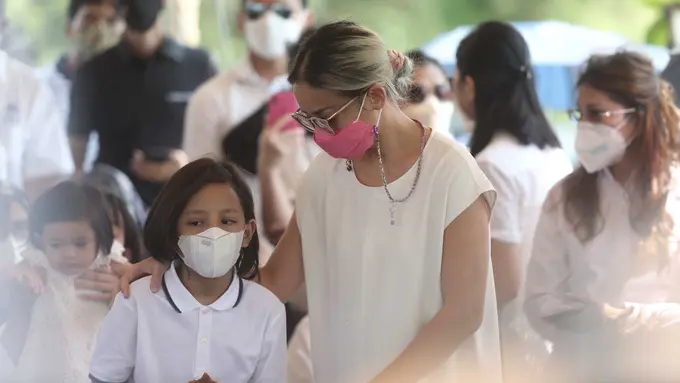 Suasana Pemakaman Raditya Oloan