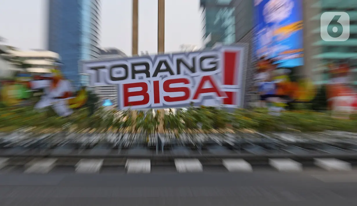Maskot dan slogan Pekan Olahraga Nasional (PON) XX Papua terpasang di Bundaran Hotel Indonesia, Jakarta, Jumat (16/07/2021). Pemasangan maskot PON XX Papua itu bentuk promosi kegiatan pekan olahraga yang diselenggarakan tiap empat tahun sekali. (Liputan6.com/Herman Zakharia)