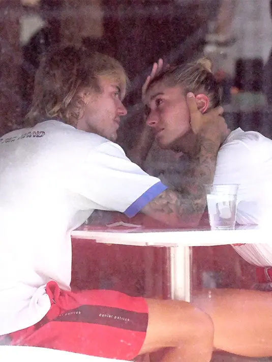 Namun saat keduanya mampir di sebuah cafe, terlihat Justin yang menghibur Hailey saat menangis. (Splash News - splashnewsdotcom)