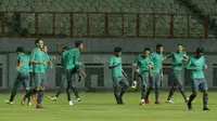 Pemain Timnas U-23 menggelar sesi latihan tertutup di Stadion Wibawa Mukti, Cikarang, Selasa (14/11/2017). Timnas Indonesia U-23 akan menjalani laga uji coba kontra Suriah U-23 pada Kamis (16/11/2017). (Bola.com/ M Iqbal Ichsan)