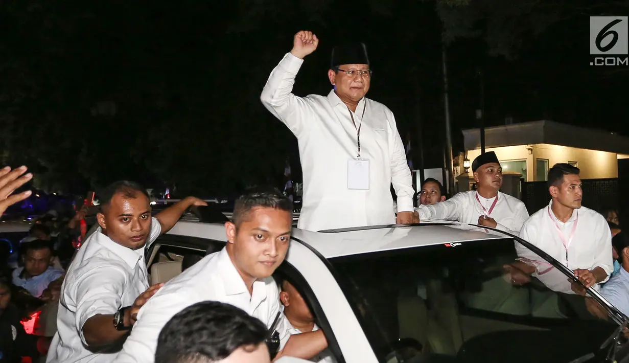 Calon Presiden Prabowo Subianto menyapa pendukungnya di sepanjang jalan Imam Bonjol usai pengambilan nomor urut di Gedung KPU Jakarta, Jumat (21/9). Prabowo yang berpasangan dengan Sandiaga Uno mendapat nomor urut 2. (Liputan6.com/Fery Pradolo)