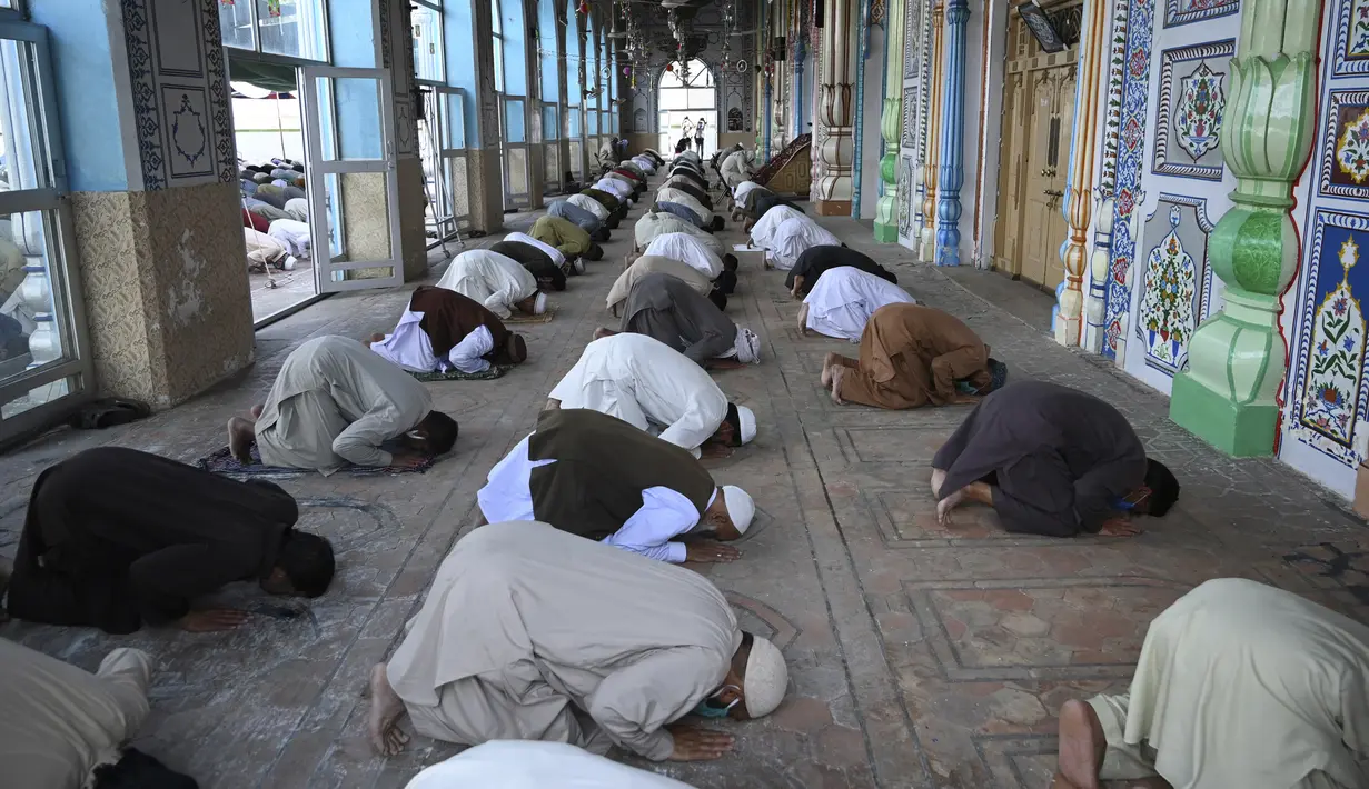 Umat muslim melaksanakan salat Jumat berjemaah selama Ramadan di Masjid Jamia, Rawalpindi, Jumat (1/5/2020). Umat muslim dunia melaksanakan Ramadan tahun ini di tengah pandemi COVID-19. (Aamir QURESHI/AFP)