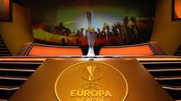 Ilustrasi Logo dan trofi Liga Europa. (AFP/Valery Hache)