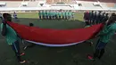 Yanto Basna, Teja Paku Alam, Abdurahman, dan Dendi Sulistyawan mememgang bendera saat upacara memperingati HUT RI ke-71 di Stadion Pakansari, Bogor, Rabu (17/82016). (Bola.com/Nicklas Hanoatubun)