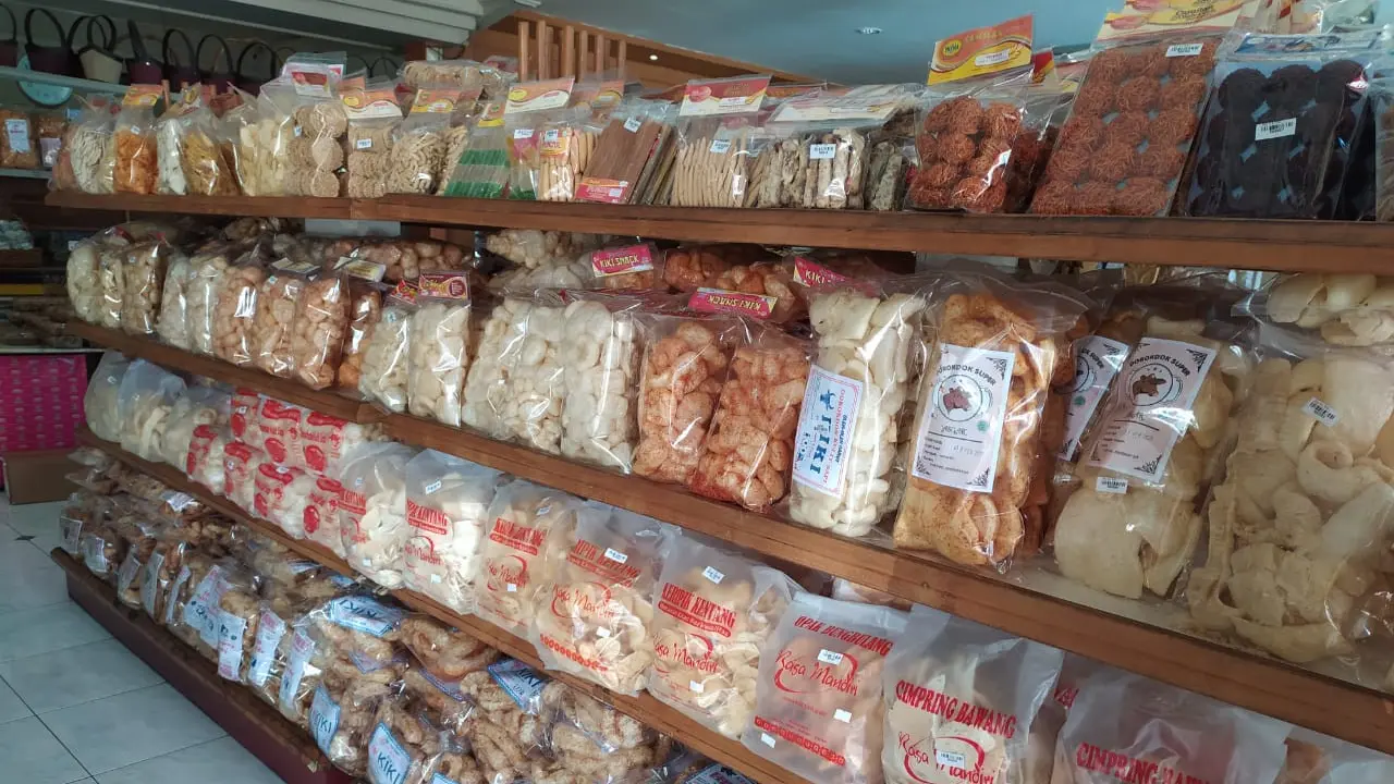 Sejumlah oleh-oleh makanan khas Garut, Jawa Barat di toko Prima Rasa, saau satu gerai ternama makanan oleh-oleh khas Garut.