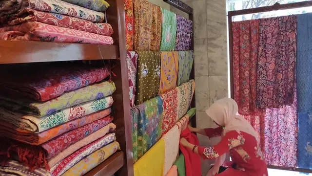 Koleksi Baik Riau di Galeri Batik Tabir Rani di Jalan Jenderal Sudirman, Pekanbaru.