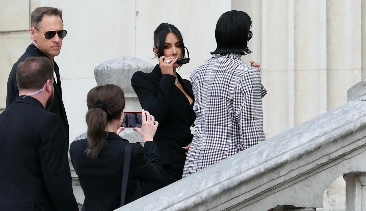 Untuk diketahui, sidang kasus perampokan terhadap Kim Kardashian digelar di Paris mulai 28 April sampai 23 Mei 2025, dan melibatkan sepuluh tersangka yang didakwa atas perampokan bersenjata, penculikan, dan sejumlah pelanggaran hukum lainnya. (Thomas SAMSON/AFP)