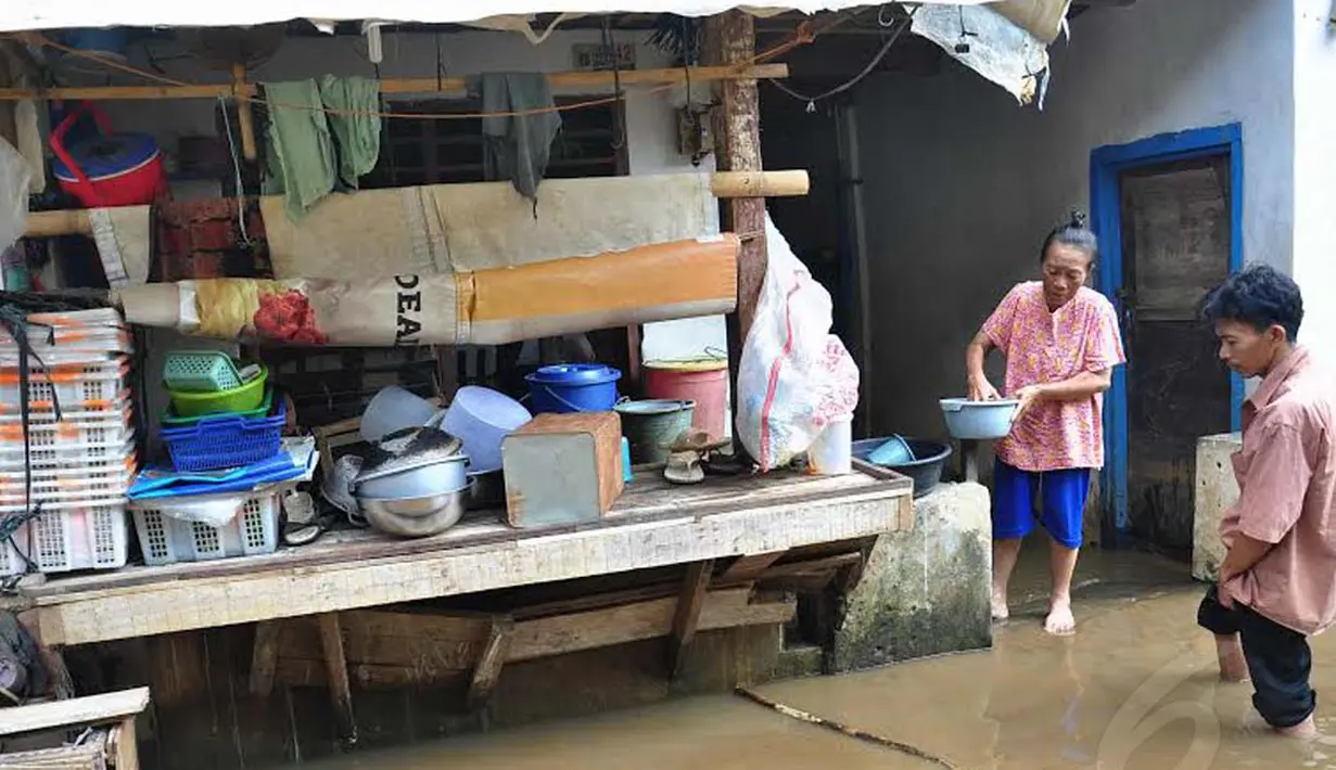 Banjir bisa datang kapanpun termasuk di bulan Ramadan. Warga Kampung Pulo, Jakarta Timur kembali diterpa banjir (Liputan6.com/Faizal Fanani)