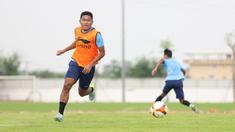 Pemain Timnas Indonesia U-22, Fajar Fathurrahman, saat sesi latihan di Visakha Training Center, Kamboja, Selasa (2/4/2023). Latihan tersebut merupakan persiapan jelang laga melawan Myanmar di SEA Games 2023. (Bola.com/Abdul Aziz)