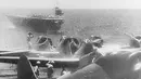 Angkatan laut Jepang menyiapkan pesawat bomber jenis 99 Val saat serangan Pearl Harbor, 7 Desember 1941. AL Jepang memberangkatkan 6 kapal induk dalam 2 gelombang serangan dalam peristiwa tersebut. (Reuters/U.S Navy)