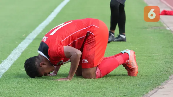<p>Selebrasi gelandang Timnas Indonesia U-22, Fajar Fathur Rahman dengan melakukan sujud syukur setelah mencetak gol ketiga Timnas Indonesia U-22 ke gawang Filipina pada laga pertama Grup A SEA Games 2023 di Olympic Stadium, Phnom Penh, Kamboja, Sabtu (29/4/2023). (Bola.com/Abdul Aziz)</p>