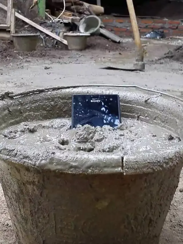 8 Momen Apes Hape Jatuh di Tempat Sulit Ini Bikin Sedih