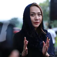 Salah satu artis yang sangat kehilangan Deddy Sutomo adalah Bunga Citra Lestari. Ibu satu anak itu tidak hanya menganggap sebagai artis senior, tapi telah menganggap sebagai ayah. (Adrian Putra/Bintang.com)