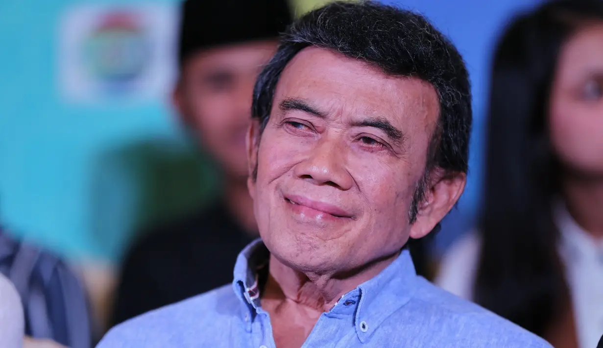 "Dengan berzikir pada Allah, maka tenanglah hati, kalau hati tenang, enggak stres, enggak ada pikiran. Jadi insya Allah dengan banyak ibadah, kita jadi merasa lebih tenang," ujar Rhoma Irama, Kamis (26/4/2018).  (Adrian Putra/Bintang.com)