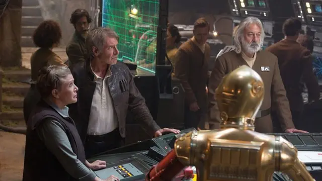 Andrew Jack (paling kanan) dalam Star Wars: Episode VII - The Force Awakens (Lucasfilm via IMDb)