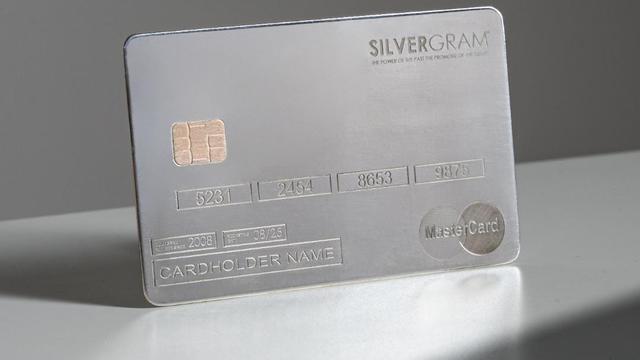 iBank membuat terobosan pertama di Indonesia dengan memproduksi kartu logam berbahan emas dan perak.