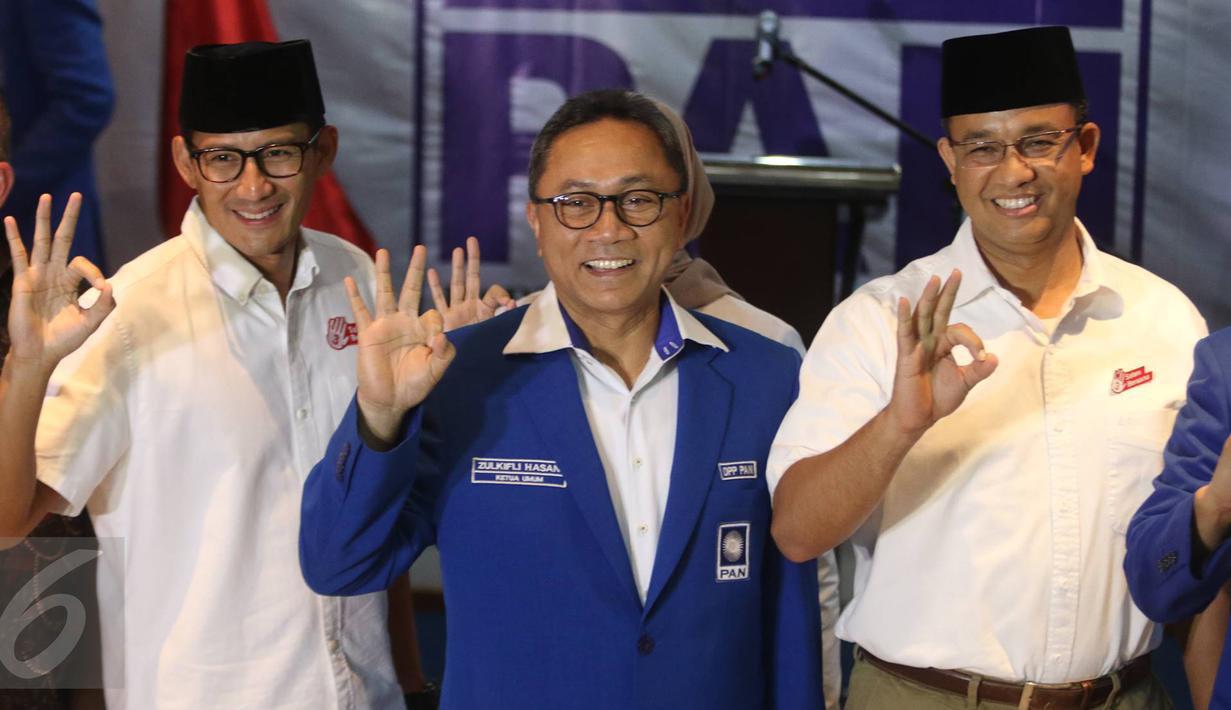 Ketua Umum Partai Amanat Nasional (PAN) Zulkifli Hasan bersama pasangan calon gubernur dan wakil saat deklarasi dukungan di Jakarta, Rabu (22/3). Deklarasi dukungan dipimpin langsung Ketua Umum PAN Zulkifli Hasan. (Liputan6.com/Immanuel Antonius)