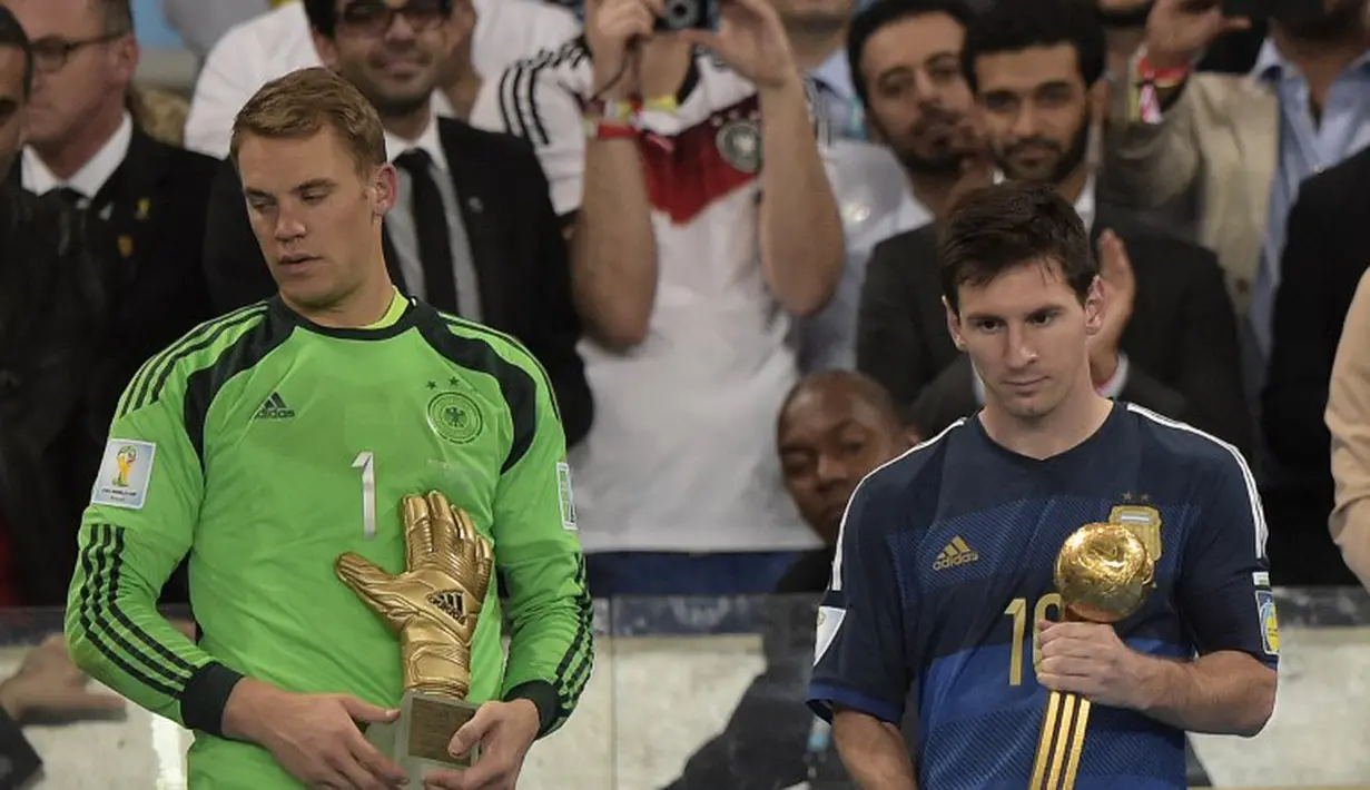 Lionel Messi (kanan) tertunduk lesu usai mendapat trofi Golden Ball di Piala Dunia 2014, Brasil, Senin (14/7/14). (AFP PHOTO/Juan Mabromata)