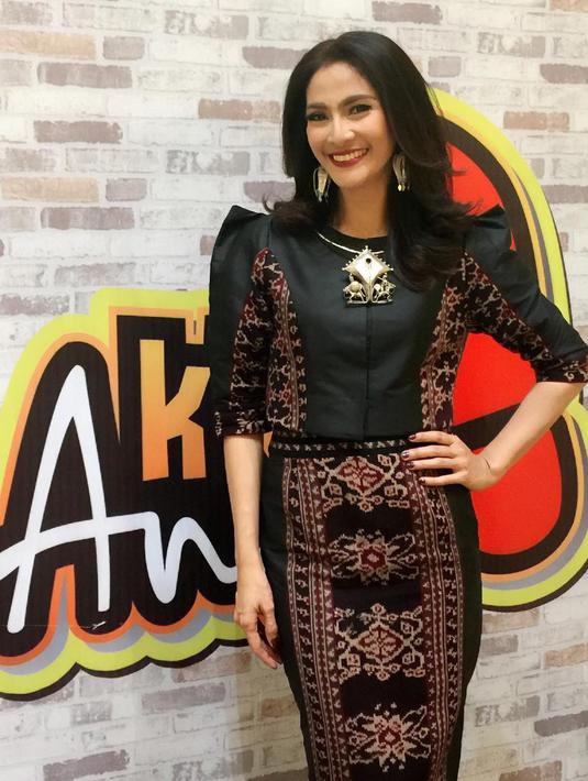 Pakai Outfit Berwarna Hitam 7 Artis ini Seksi Banget 