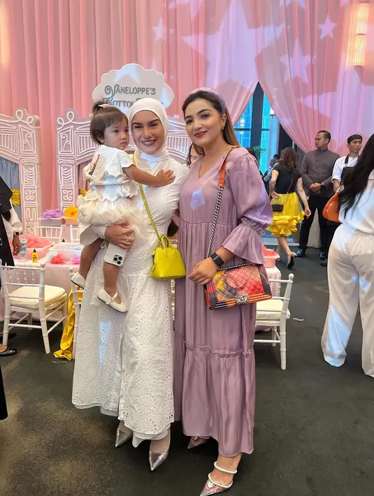 Irish Bella dan putrinya, Ara, hadir di pesta ulang tahun Claire mengenakan dress serba putih. [@ashanty_ash]