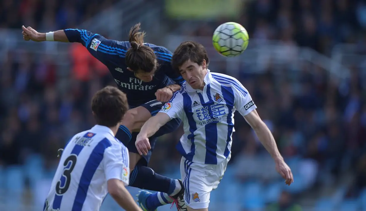 Striker Real Madrid, Gareth Bale, mencetak gol ke gawang Real Sociedad dalam laga La Liga Spanyol di Stadion Anoeta, Sabtu (30/4/2016) malam WIB. (Reuters/Vincent West)