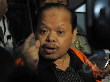 Sutan Bhatoegana menjawab pertanyaan wartawan usai menjalani pemeriksaan di Gedung KPK, Jakarta, Senin (23/2/2015).(Liputan6.com/Herman Zakharia)