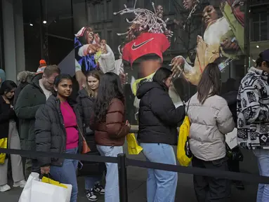 Pembeli mengantre di sebuah toko di Oxford Street selama penjualan Boxing Day di London, Selasa, 26 Desember 2023. (AP Photo/Kin Cheung)