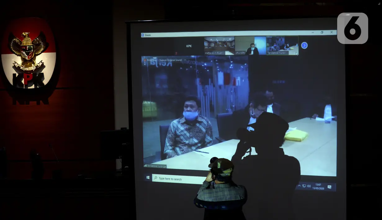 Mantan Dirut PTPN III (Persero) Dolly Pulungan menjalani sidang secara video conference di Gedung KPK, Jakarta, Rabu (13/5/2020). Dolly Pulungan dituntut 6 tahun penjara dan denda Rp 300 juta subsider 6 bulan kurungan terkait fee distribusi gula di PTPN III (Persero). (merdeka.com/Dwi Narwoko)