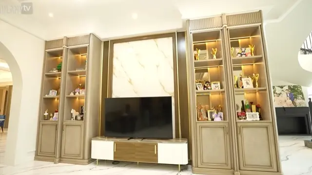 Potret Ruang Keluarga di Rumah Sarwendah (YouTube/Taulany TV)