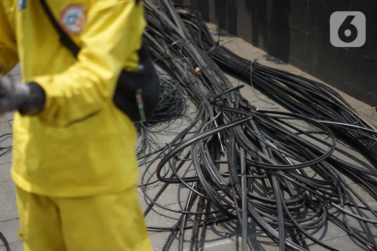 Terlalu Semrawut, Kabel Optik Liar Kemang Ditertibkan