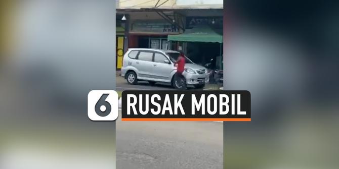 VIDEO: Ngamuk, Pria Rusak Mobil Pakai Parang di Aceh