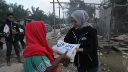 Sejumlah relawan BRI menyasar berbagai titik bencana di Aceh Tamiang pada Jumat (19/12), memastikan bantuan diterima langsung oleh warga yang membutuhkan. Foto: BRI