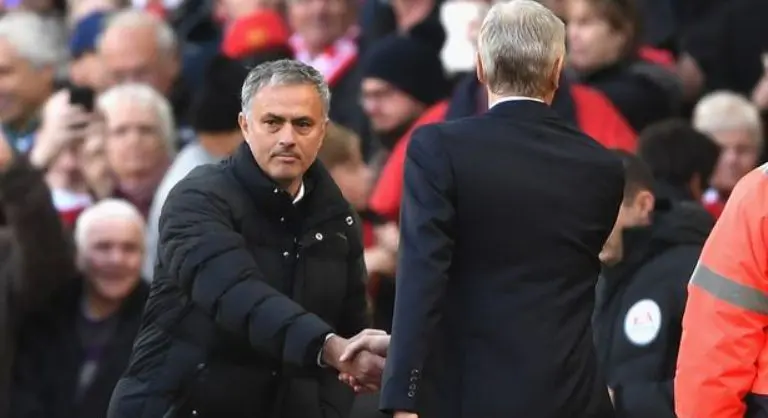 Manajer Manchester United, Jose Mourinho (kiri) dan manajer Arsenal, Arsene Wenger. (Mirror).