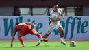 Pemain Ratchaburi FC, Faiq Jefri Bolkiah (kanan), berhasil melewati hadangan pemain Persija Jakarta, Rio Fahmi dalam pertandingan uji coba yang berlangsung di stadion Patriot Candrabhaga, Bekasi, Minggu (25/6/2023). (Bola.com/M Iqbal Ichsan)
